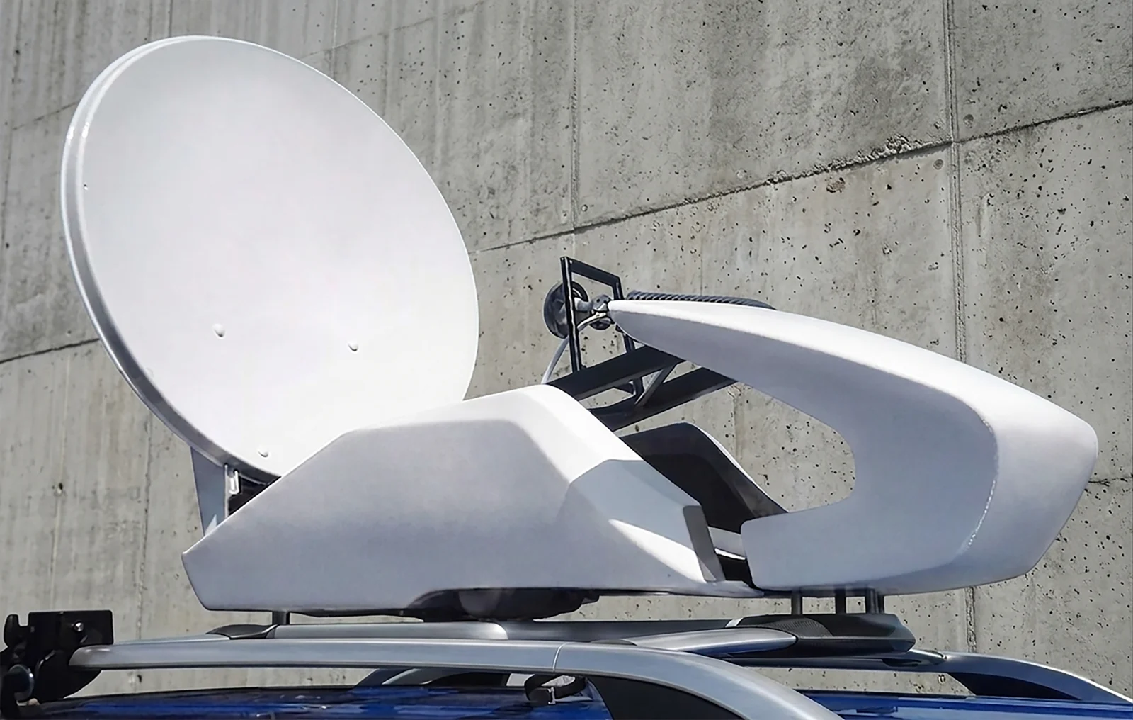 Antena I-sat na dachu wozu transmisyjnego